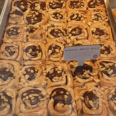 Bananenzimtschnecken in der Auslage des Cinnamood Schanze