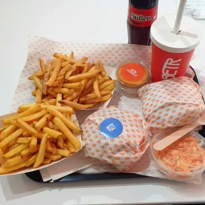Menü mit Pommes, Burger, Shake vom Betr Burgers St. Pauli