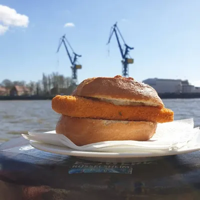 Veganes Fischbrötchen vor den Hafenkränen der Elbe