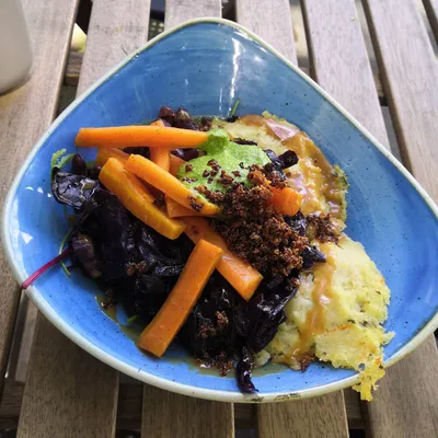 Bowl mit Reibekuchen und Rotkraut im Buhjah Bowls