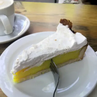 Zitronen-Kokos-Kuchen im Café Miller St. Pauli