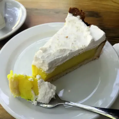 Zitronenkuchen mit Kokos aus dem Café Miller