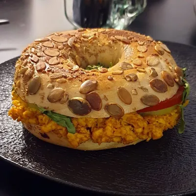 Bagel mit Scrambled Tofu im GegenVind
