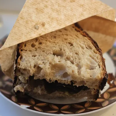 Brot mit Hummus im Büchercafé Kapitel Drei