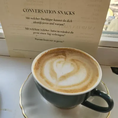 Cappuccino und Konversationsfragen im Büchercafé Kapitel Drei