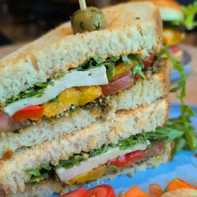 Catprese Sandwich mit veganem Mozzarella