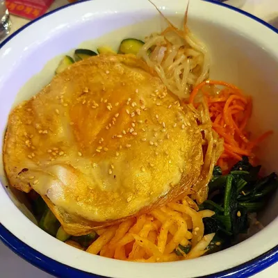 Veganes Bibimbap mit veganem Ei bei KKokki loves vegan Schanze