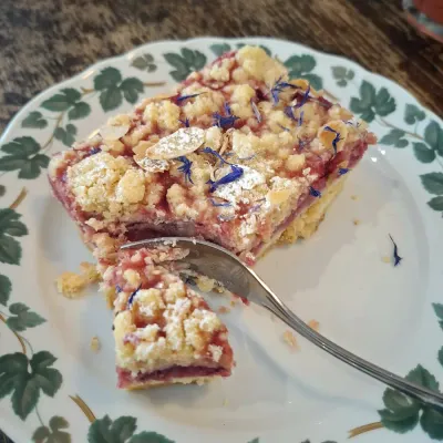 Ein Stück veganer Kuchen mit Beeren