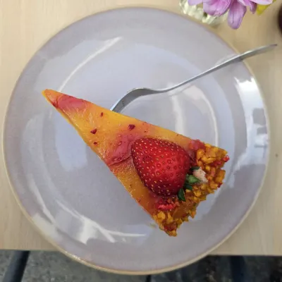 Strawberry Mango Cheesecake bei Manos Vegan Cake