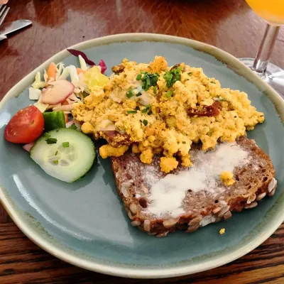 Scrambled Tofu auf Brot im Café Koppel