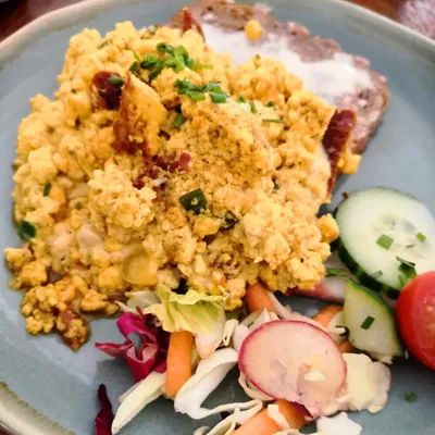 Scrambled Tofu mit Salat und Brot im Café Koppel