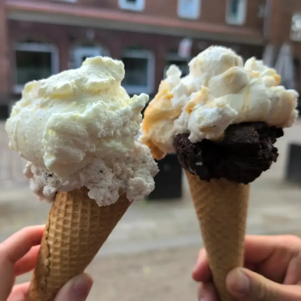 Zwei Kugeln Eis vom Wilhelmsburger Eisdealer